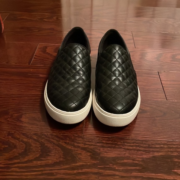 Black leather slip on 1 inch platform shoe from Aldo - Picture 4 of 4